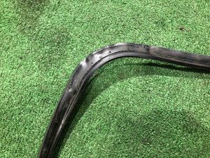 Молдинг лобового стекла SUBARU LEGACY LANCASTER OEM 65058AE000 BHE BH9 BH5 BE BE9 BE5 BEE 2002 SILVER/GREY 1U2