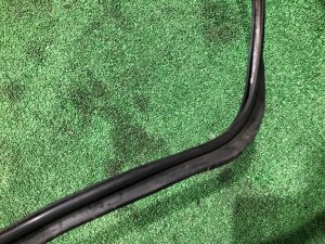 Молдинг лобового стекла SUBARU LEGACY LANCASTER OEM 65058AE000 BHE BH9 BH5 BE BE9 BE5 BEE 2002 SILVER/GREY 1U2