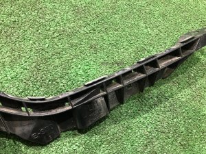 Крепление переднего бампера левое SUBARU LEGACY OEM 57707AJ250 BMG 2013 White Pearl 37J