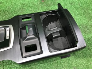 Пластик вокруг селектора подстаканник SUBARU LEGACY OEM 92122AJ030, 92134AJ040 BMG 2013
