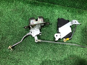 Замок пятой двери SUBARU FORESTER OEM 60311FC000 SF5 1998 silver 792