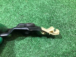 Держатель палки капота 2 части SUBARU FORESTER OEM 57255AA000, 57255FA020 SF9 1999 White 51E